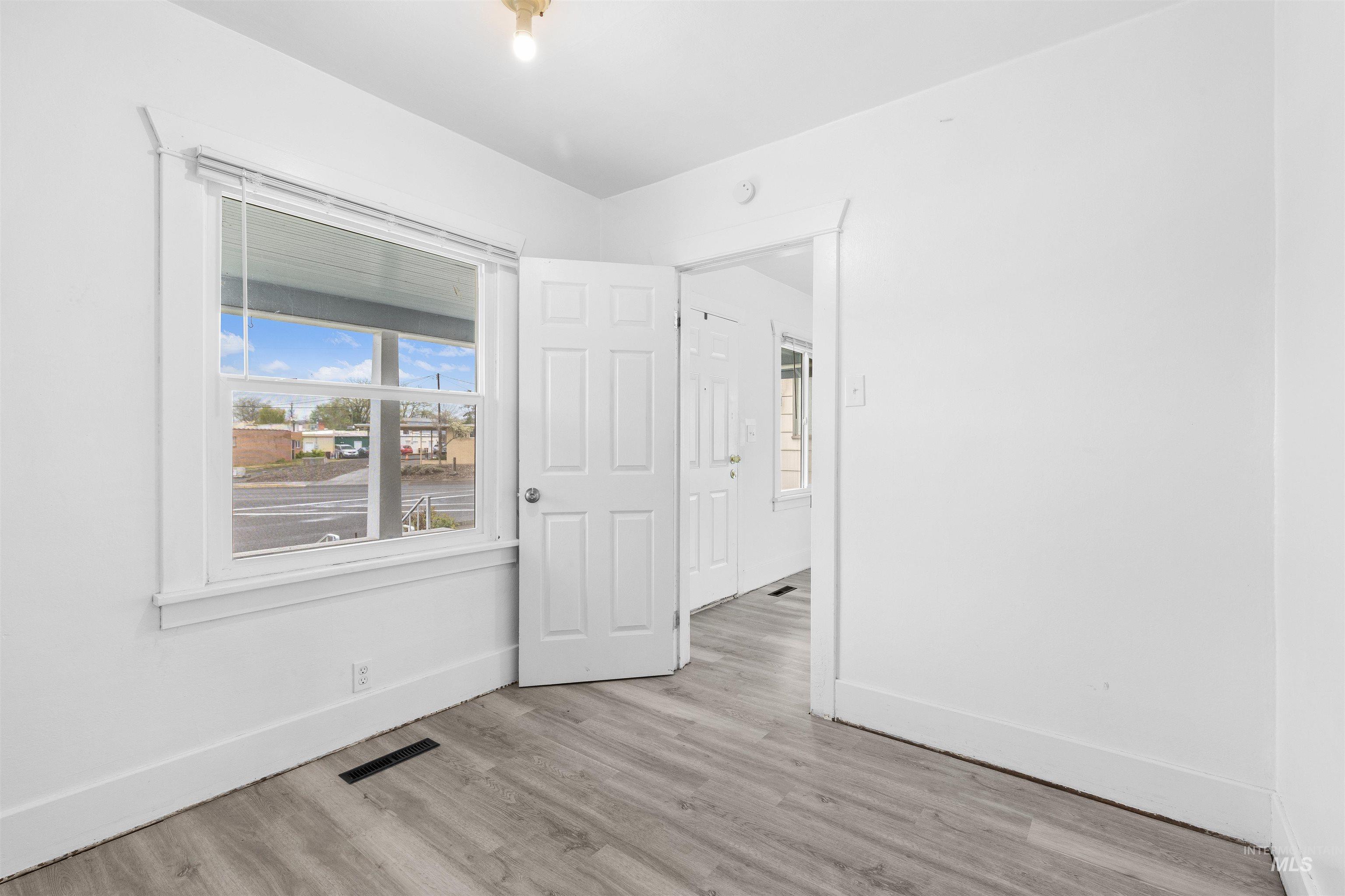 716 7th Street Clarkston, WA 99403 - Photo 15 of 38 Spare room featuring plenty of natural light and light wood-type flooring