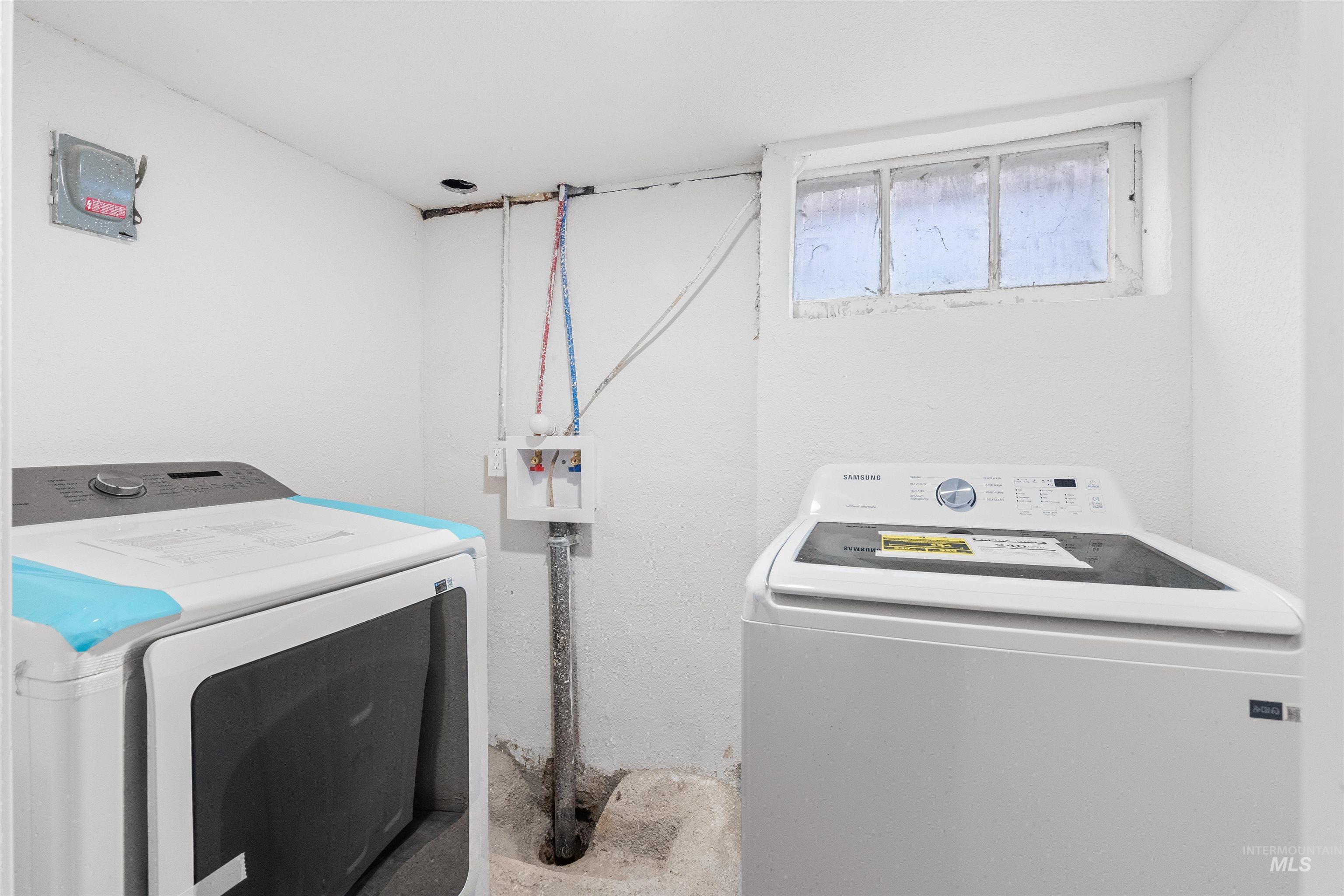 716 7th Street Clarkston, WA 99403 - Photo 29 of 38 Laundry area with separate washer and dryer and concrete flooring