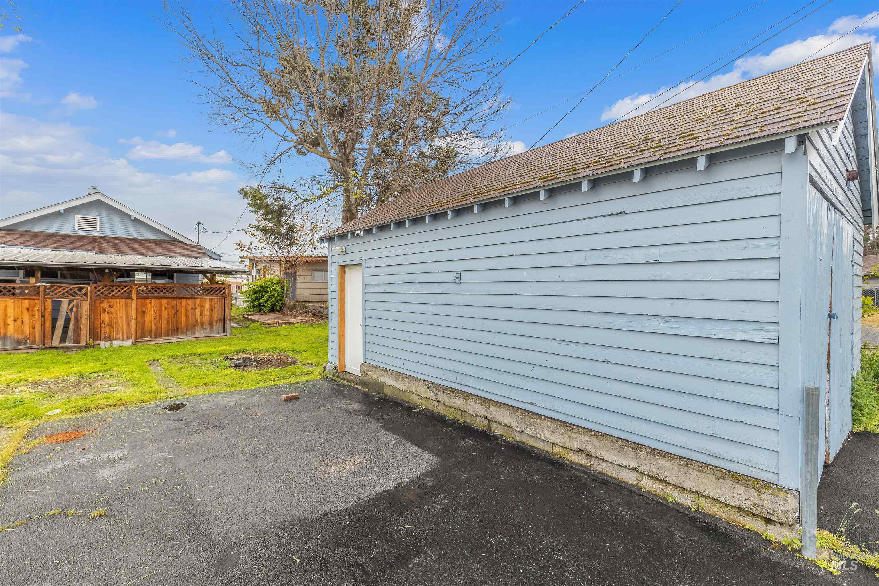 716 7th Street Clarkston, WA 99403 - Photo 36 of 38 View of garage