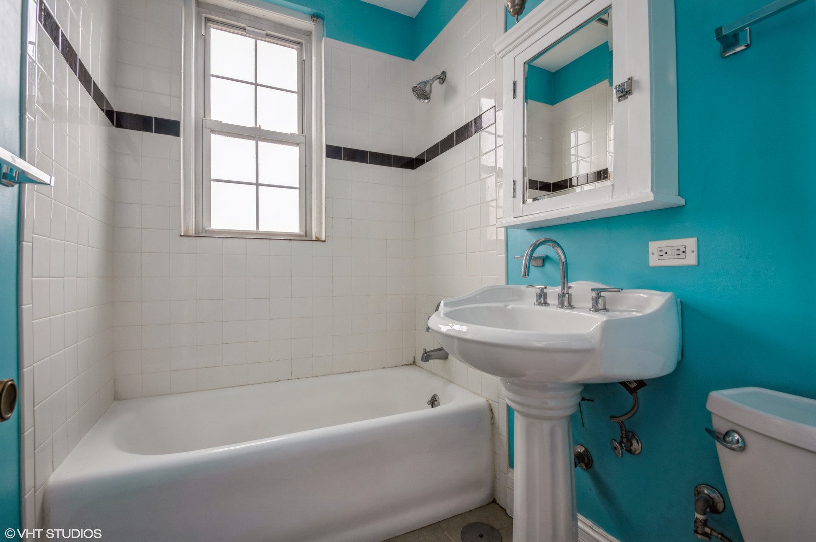 6101 North Sheridan Road, Unit 8B Chicago, IL 60660 - Photo 8 of 9 a bathroom with a sink a toilet and bathtub