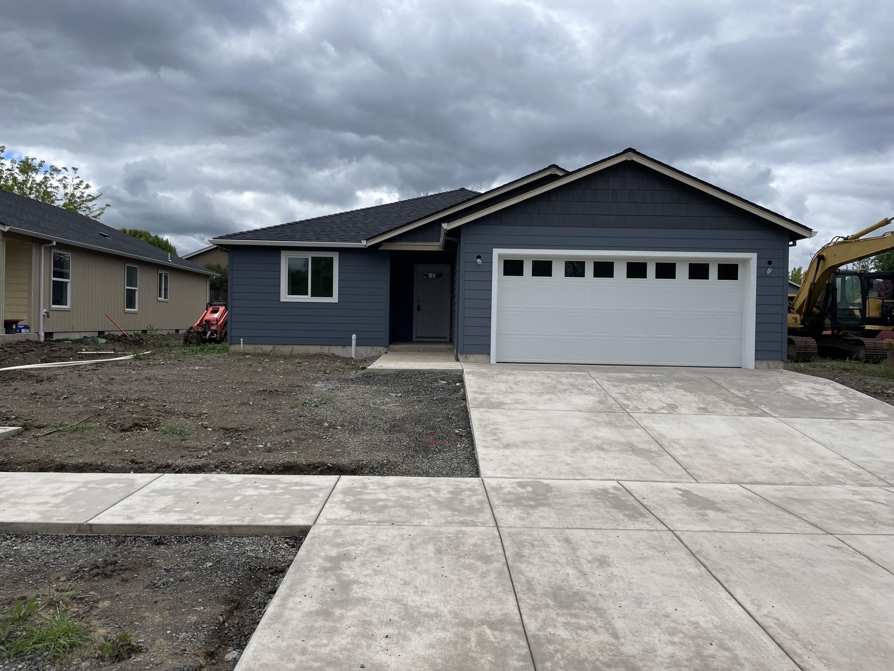 2481 Brady Way Medford, OR 97501 - Photo 1 of 9 IMG_1080