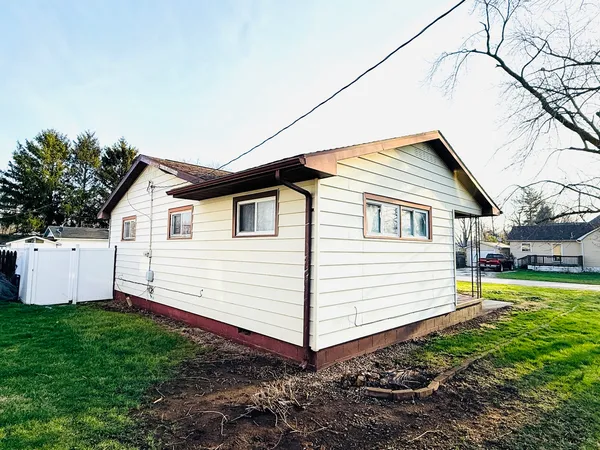 a view of a house with backyard