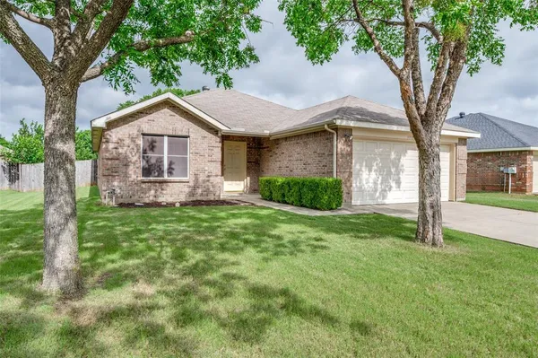 $1,950 | 3705 Hermalinda Drive, Denton, TX 76207