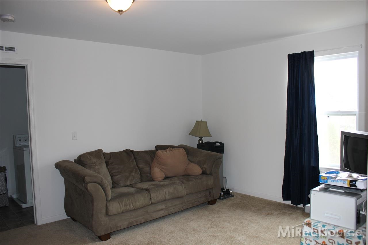 47915 Gloede Road Macomb, MI 48044 - Photo 13 of 29 2nd story den