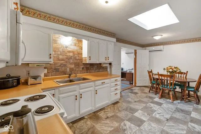 $359,900 | 6979 Rinnie Seitz Road, Nashville, IN 47448