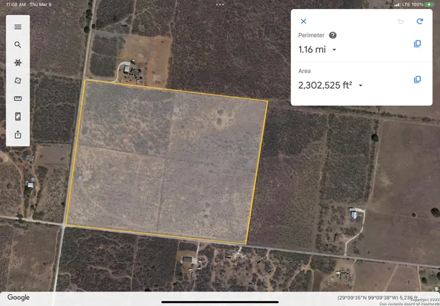 a view of street from a yard