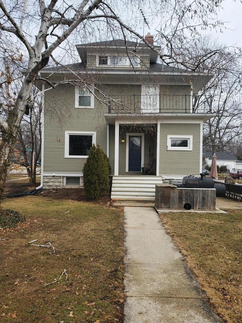 302 East Franklin Street Wheaton, IL 60187 - Photo 3 of 4 a front view of a house with garden