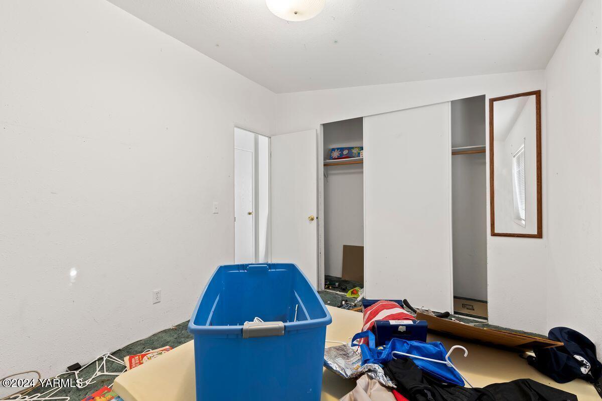 3780 Harrah Road Harrah, WA 98933 - Photo 16 of 26 a room with furniture and gym equipment
