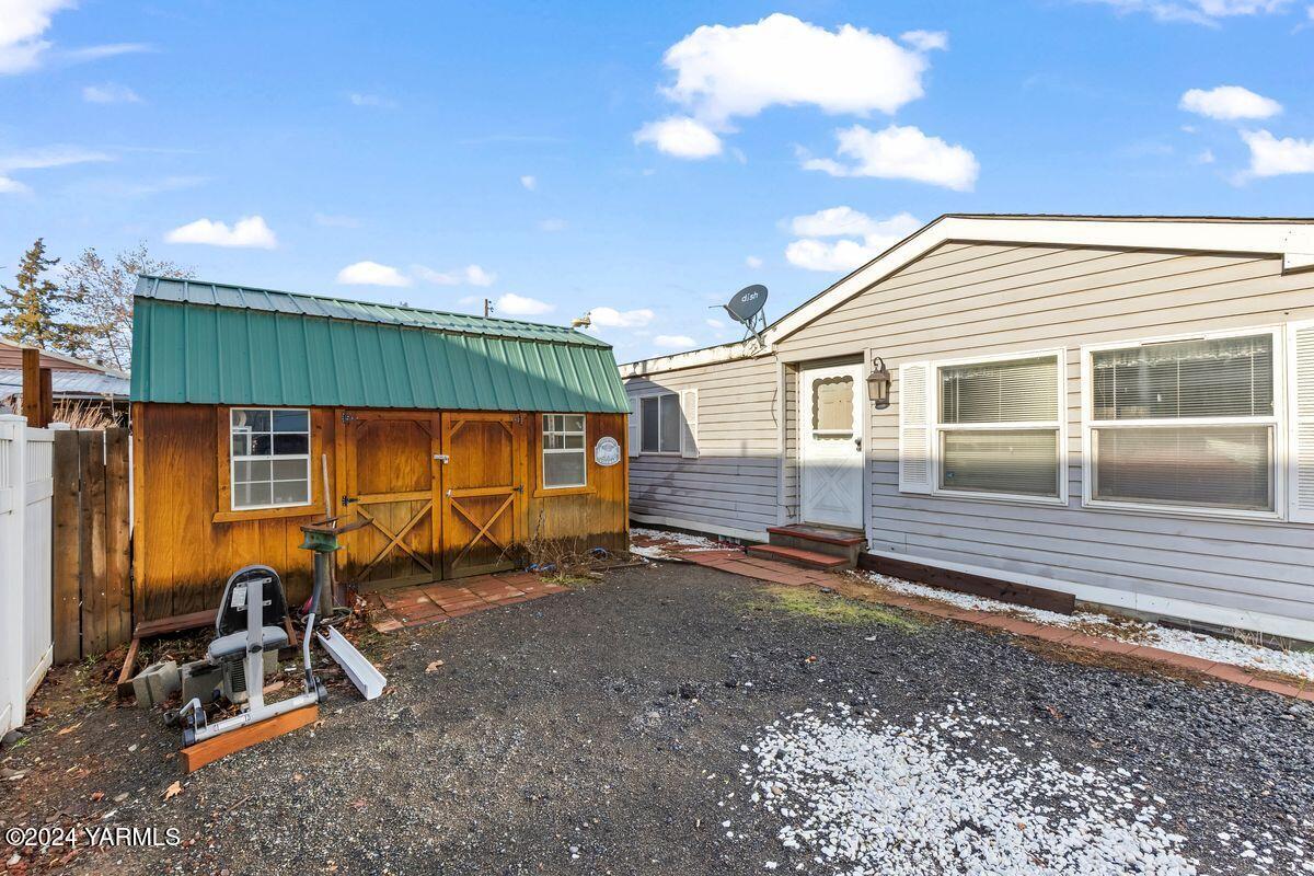 3780 Harrah Road Harrah, WA 98933 - Photo 21 of 26 a view of a house with a yard