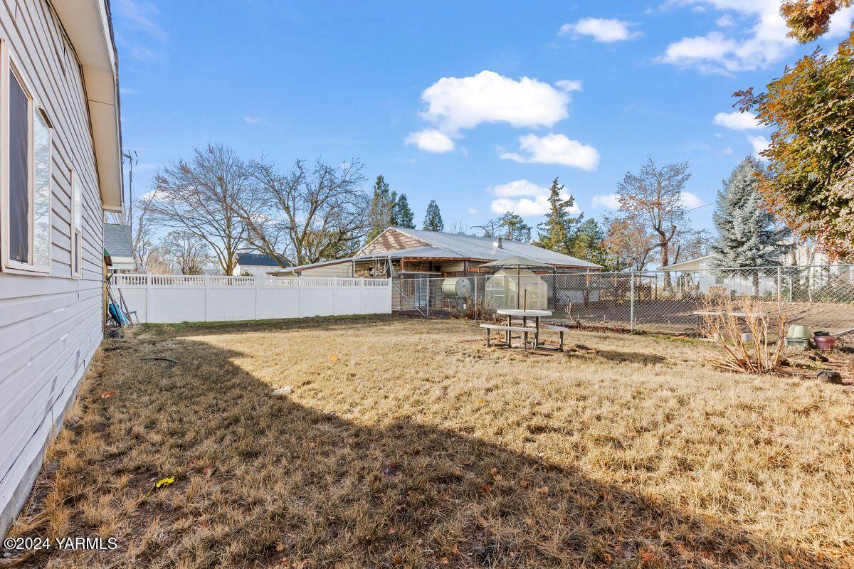 3780 Harrah Road Harrah, WA 98933 - Photo 23 of 26 a view of a yard with a house