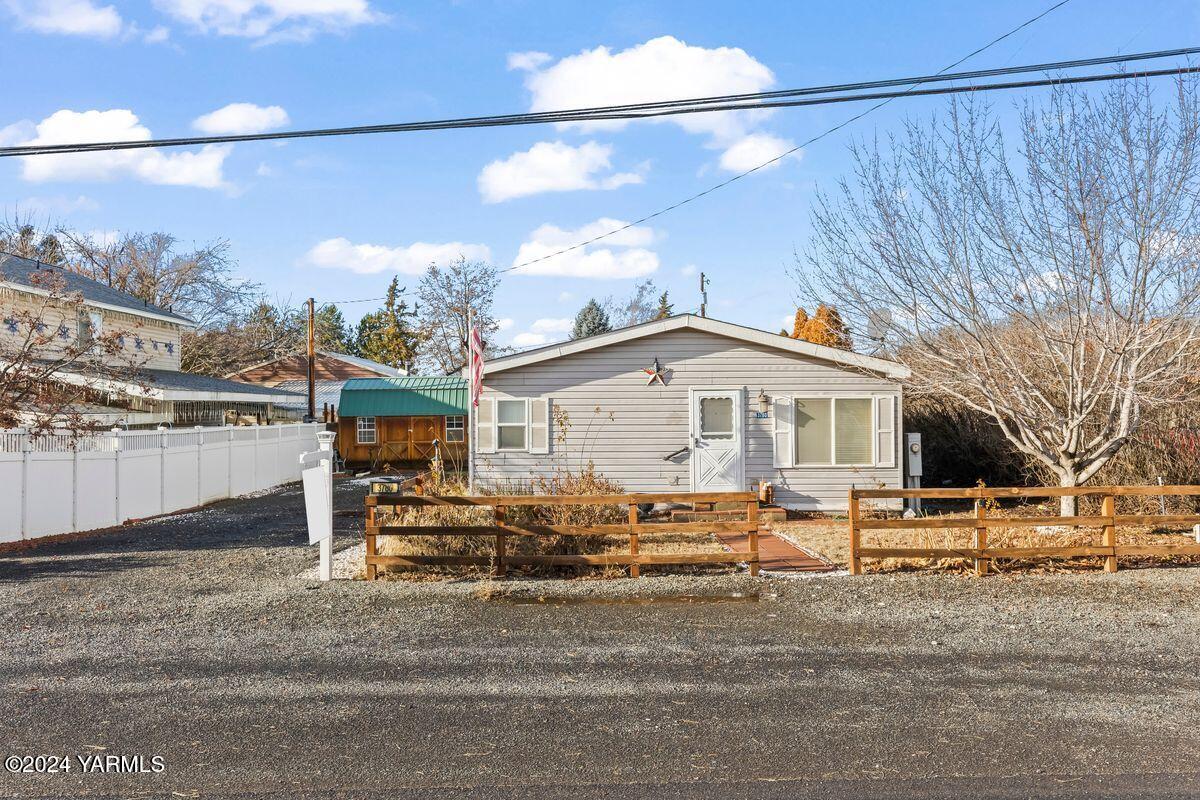 3780 Harrah Road Harrah, WA 98933 - Photo 26 of 26 a front view of a house with a road