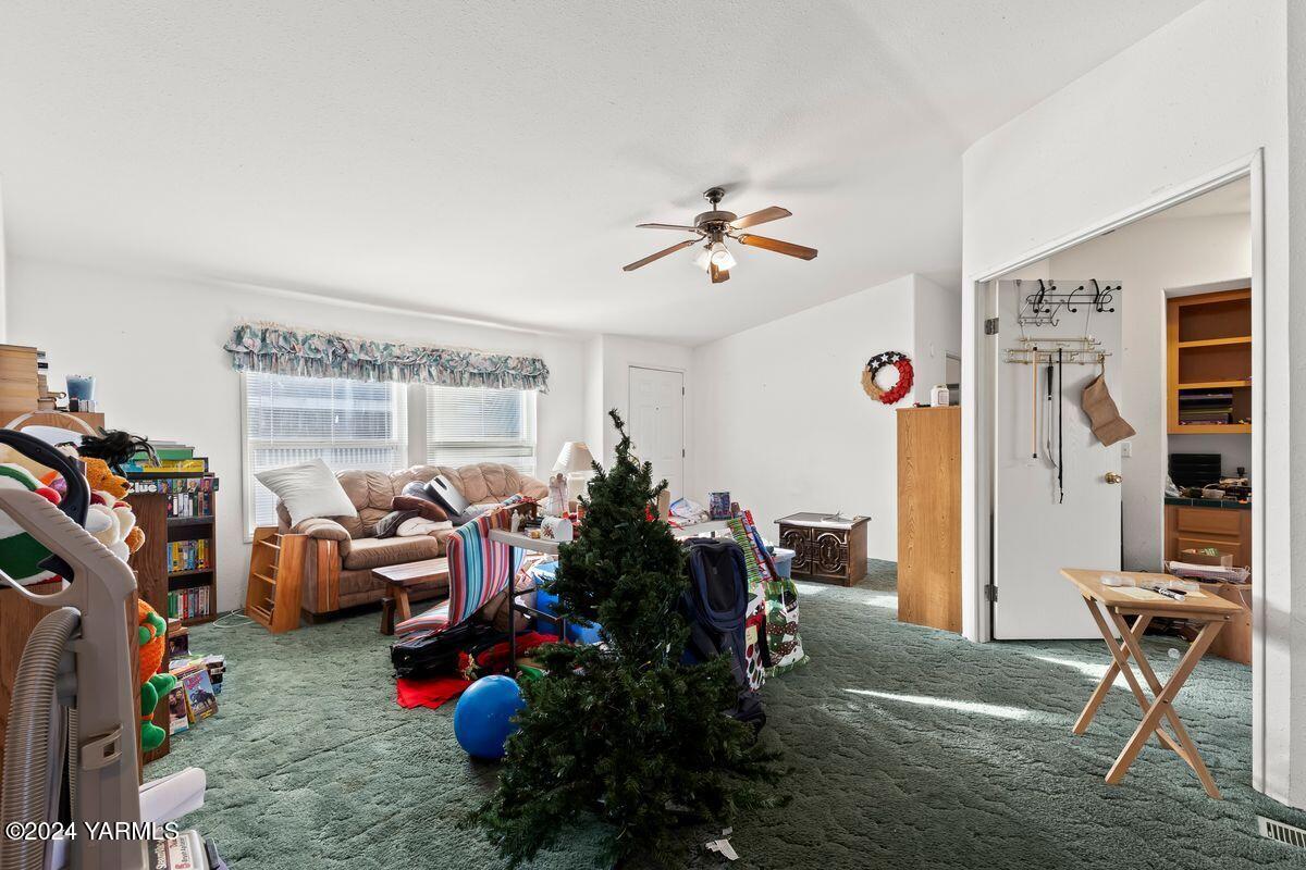 3780 Harrah Road Harrah, WA 98933 - Photo 4 of 26 a living room filled with furniture