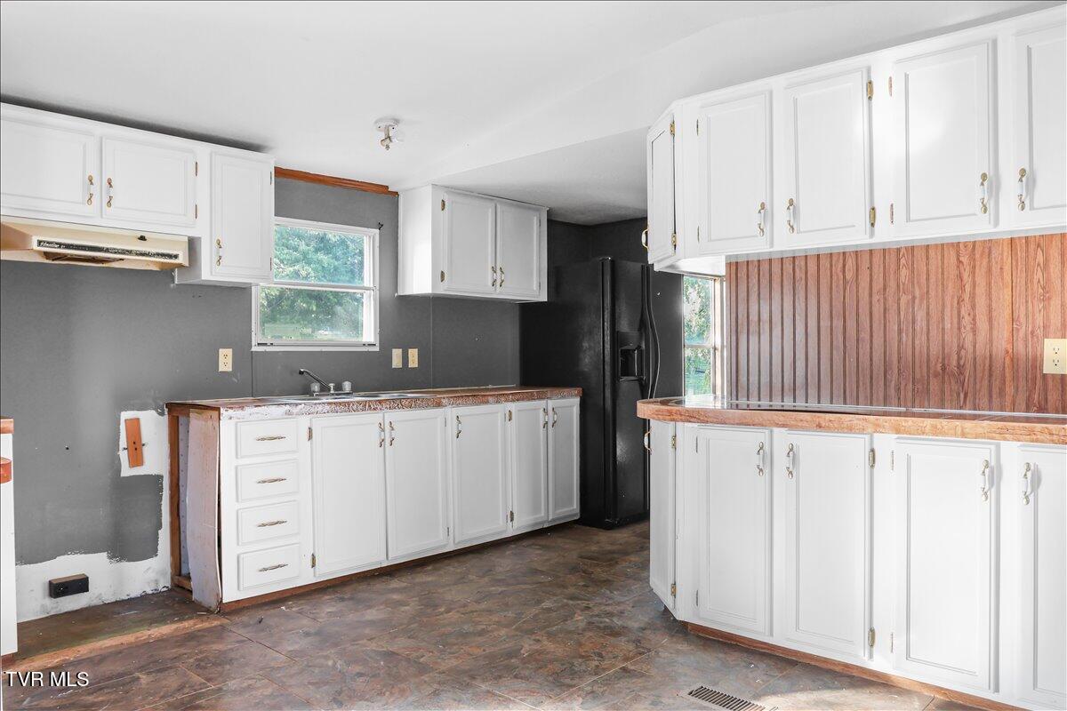 762 Milburnton Road Limestone, TN 37681 - Photo 9 of 31 12-Kitchen