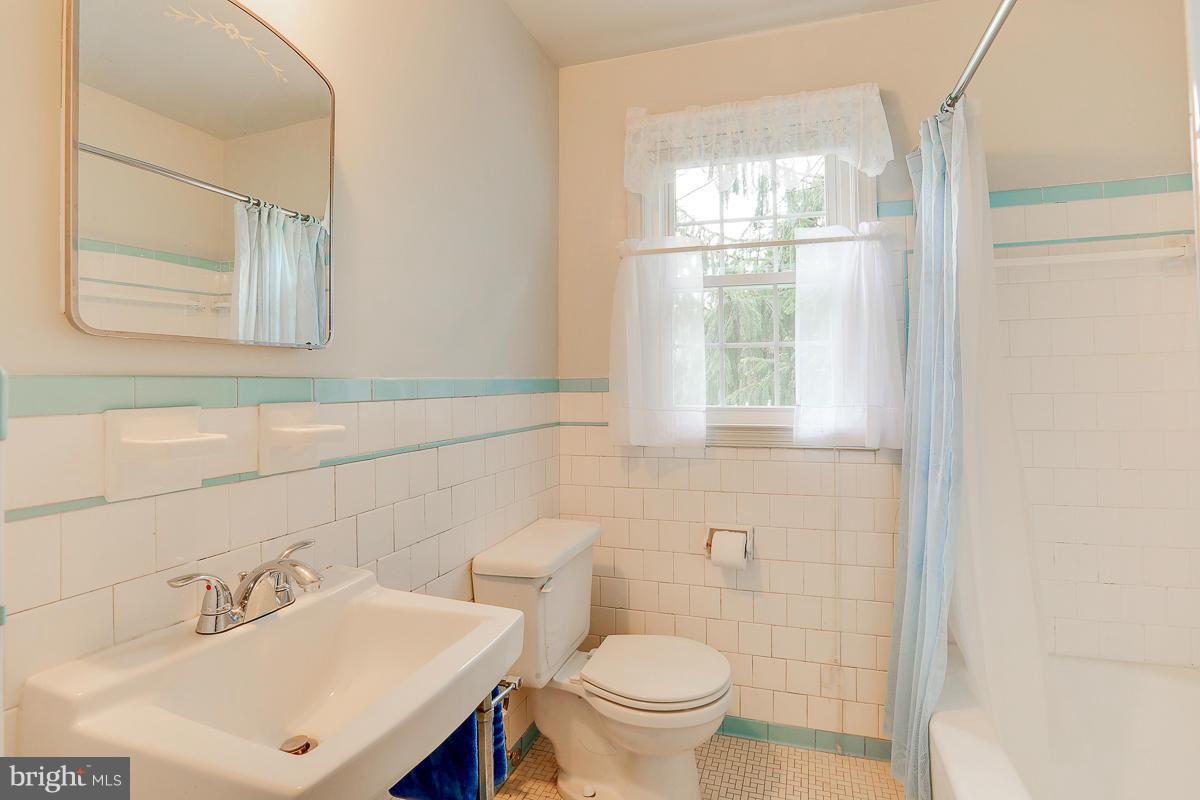 1022 Windsor Road Pikesville, MD 21208 - Photo 18 of 30 1st floor bath