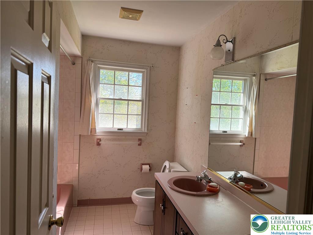 1929 Earls Court Allentown, PA 18103 - Photo 12 of 20