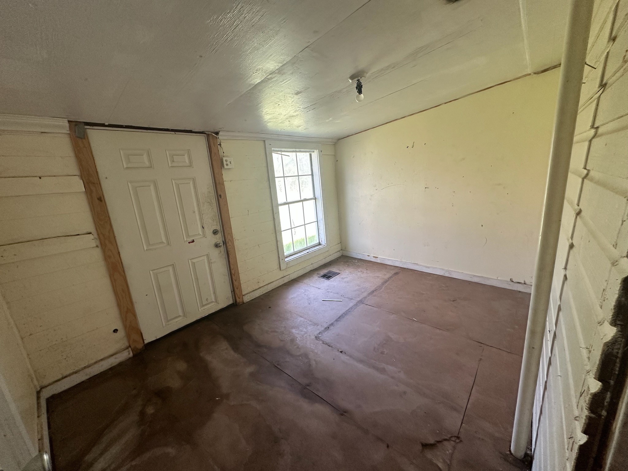 348 Walnut Street Donie, TX 75838 - Photo 8 of 12 an empty room with windows