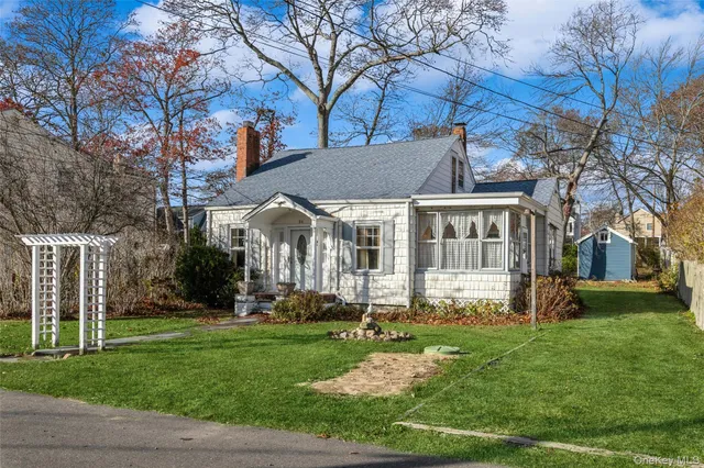 a view of house with a yard