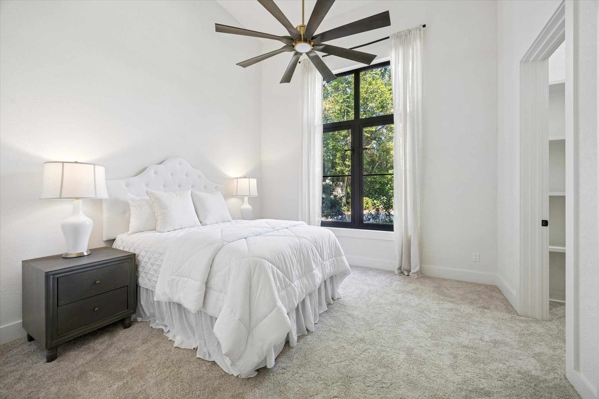 11 River Circle Houston, TX 77063 - Photo 21 of 34 a spacious bedroom with a bed and a window