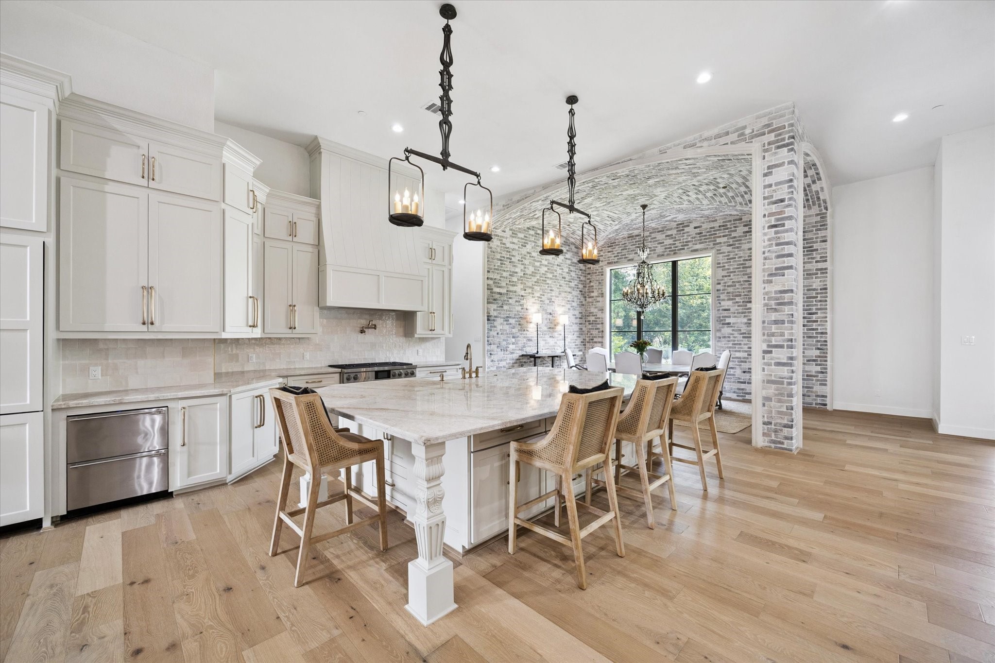 11 River Circle Houston, TX 77063 - Photo 5 of 34 a large kitchen with a table and chairs