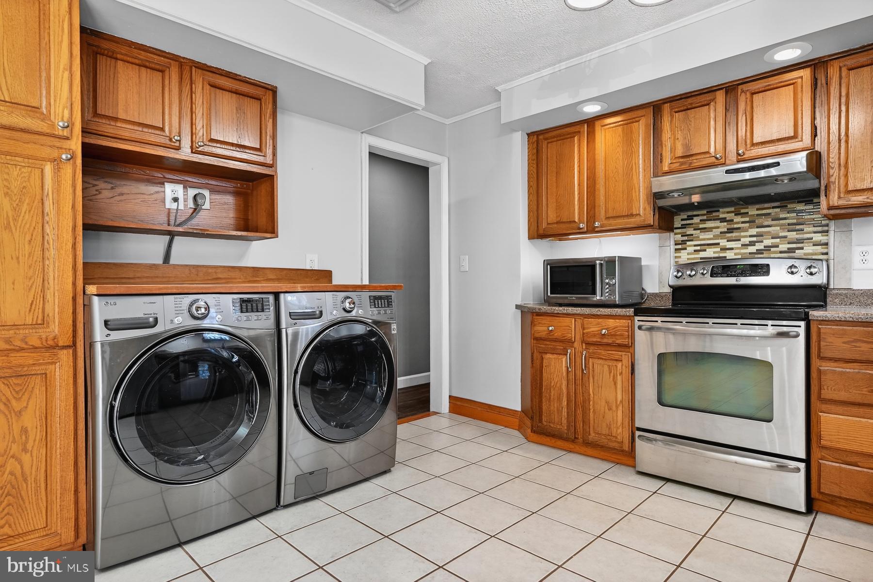 118 Elliott Place Edgewater, MD 21037 - Photo 16 of 57 Kitchen w/ Laundry