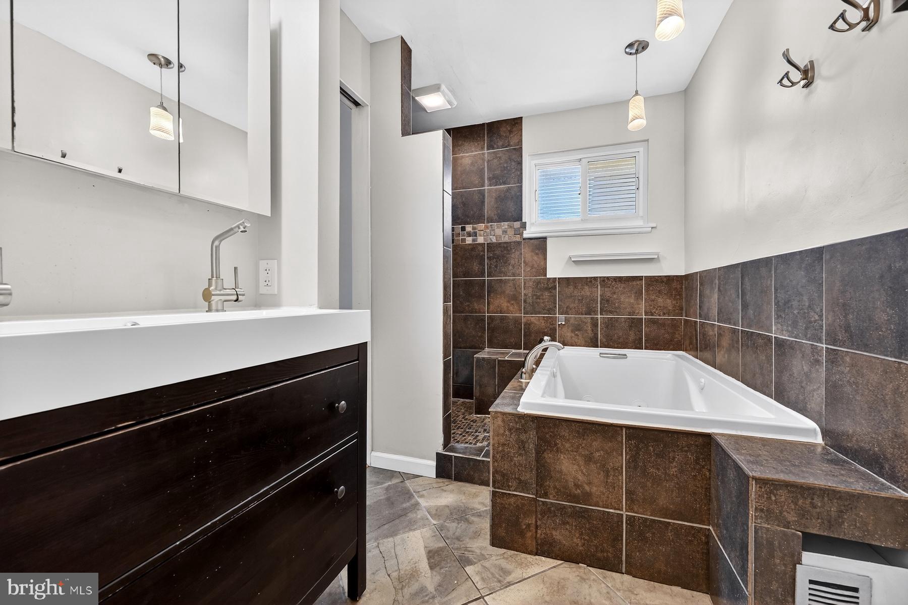 118 Elliott Place Edgewater, MD 21037 - Photo 25 of 57 Primary Bathroom