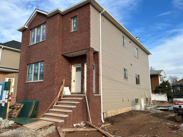 $1,425,000 | 471 Stewart Avenue | South New York