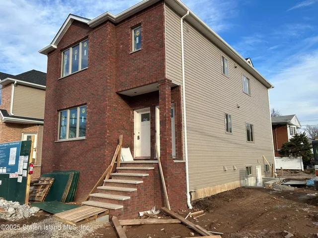 $1,425,000 | 471 Stewart Avenue | South New York