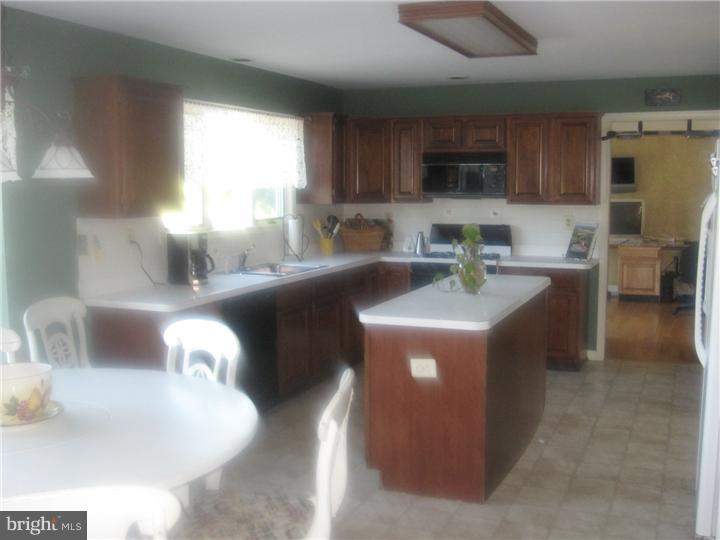 26 Rocking Horse Way Southampton, PA 18966 - Photo 9 of 12 Kitchen