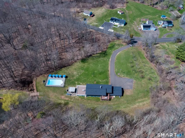 a view of a backyard