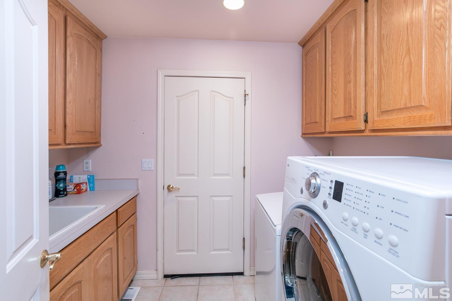 5275 Rivers Edge Drive Fallon, NV 89406 - Photo 27 of 36 a utility room with dryer and washer
