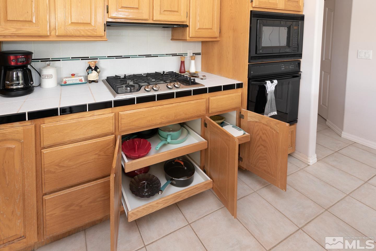 5275 Rivers Edge Drive Fallon, NV 89406 - Photo 8 of 36 a stove top oven sitting inside of a kitchen