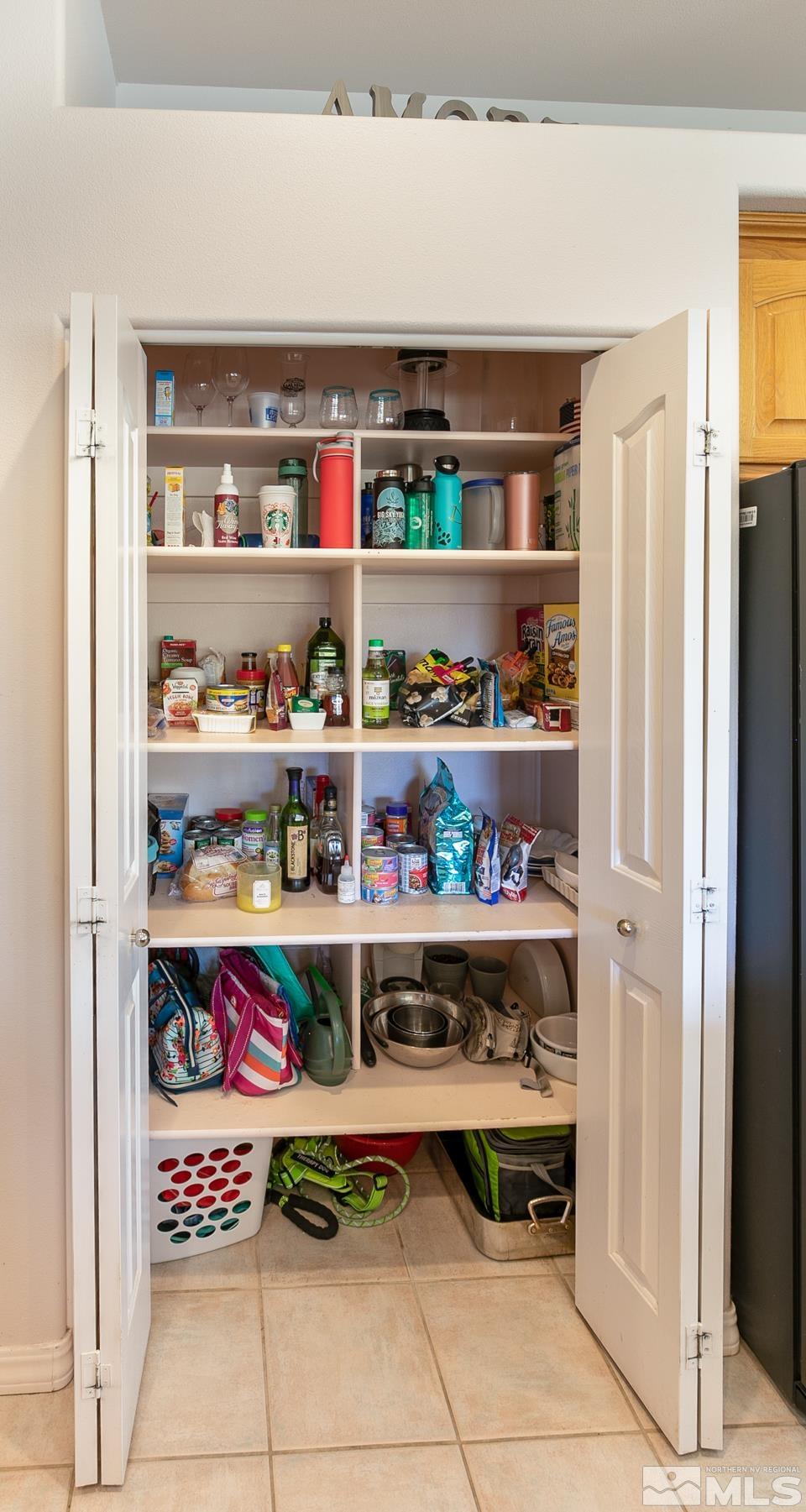 5275 Rivers Edge Drive Fallon, NV 89406 - Photo 9 of 36 a room with a book shelf