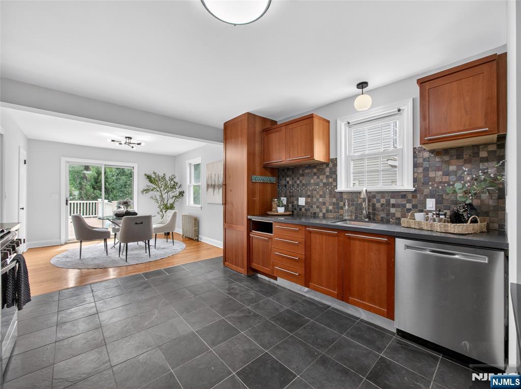538 Coolidge Place Paramus, NJ 07652 - Photo 8 of 42