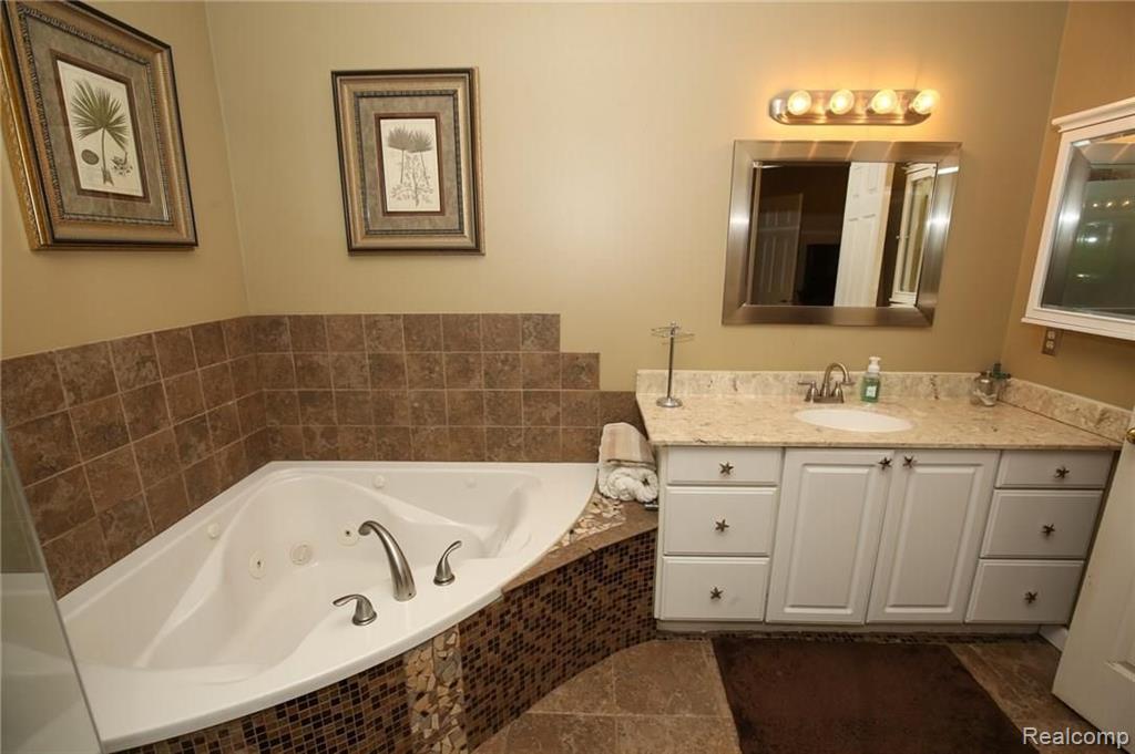 4659 Amberwood Court Rochester, MI 48306 - Photo 15 of 30