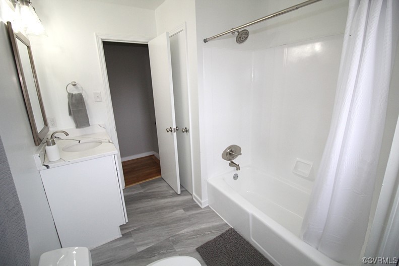 6440 Commander Road Richmond, VA 23224 - Photo 16 of 20 a bathroom with a tub and a sink