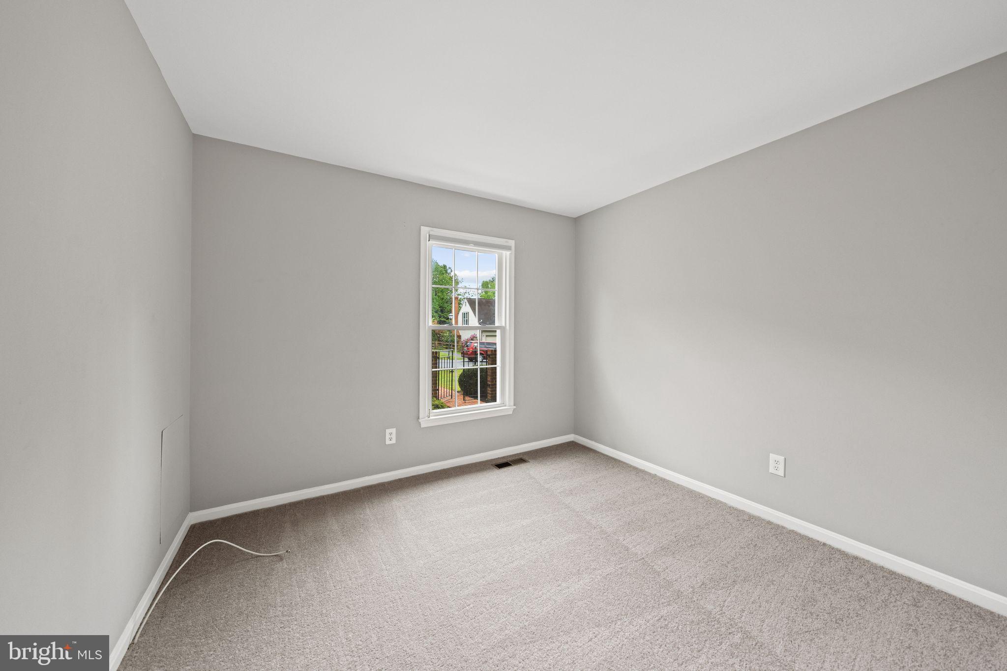 10028 Dellcastle Road Gaithersburg, MD 20886 - Photo 32 of 57 Third bedroom