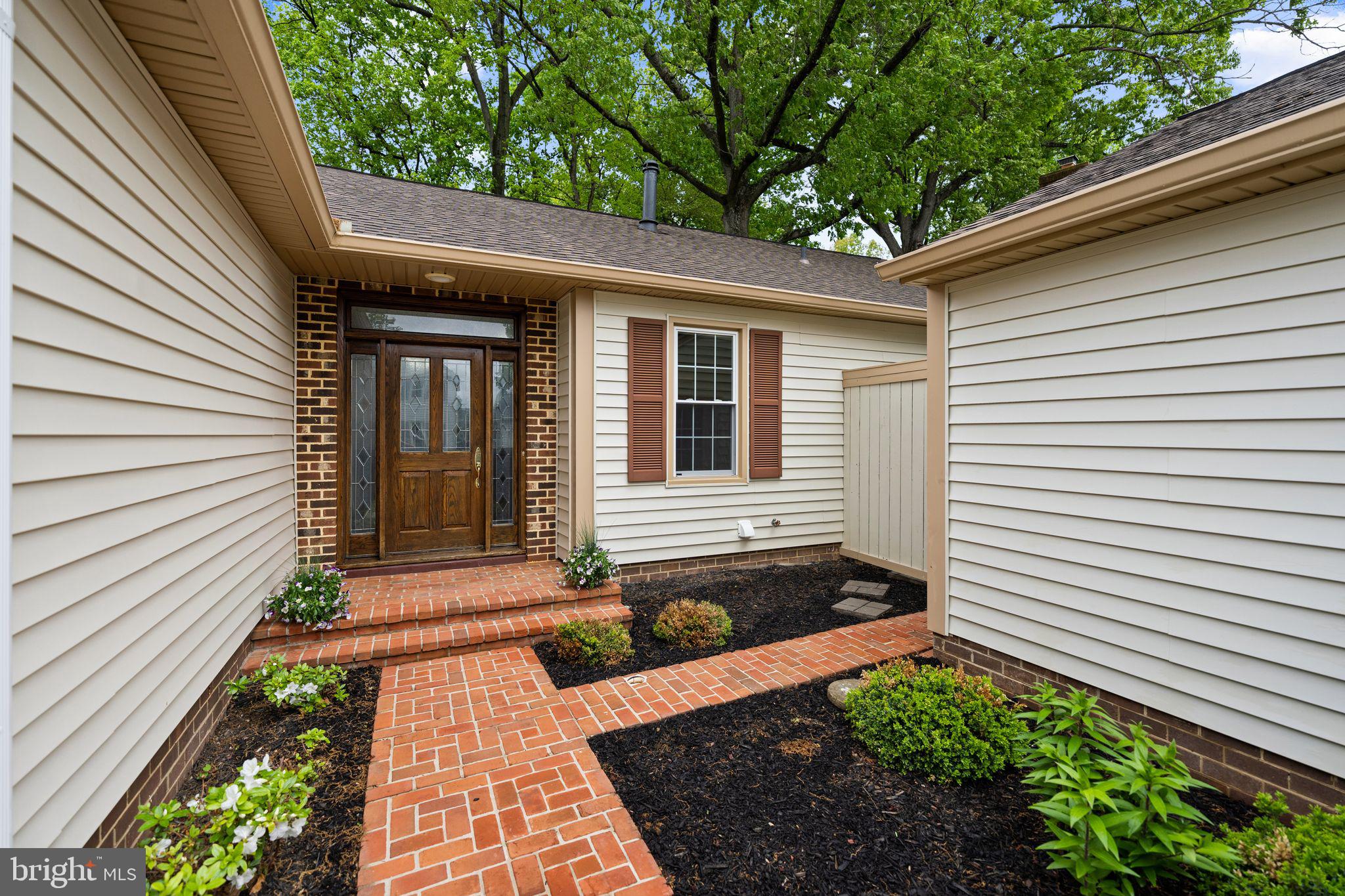 10028 Dellcastle Road Gaithersburg, MD 20886 - Photo 5 of 57 Private courtyard