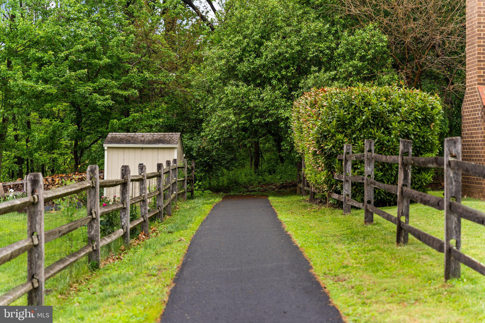 10028 Dellcastle Road Gaithersburg, MD 20886 - Photo 55 of 57 Walking trail