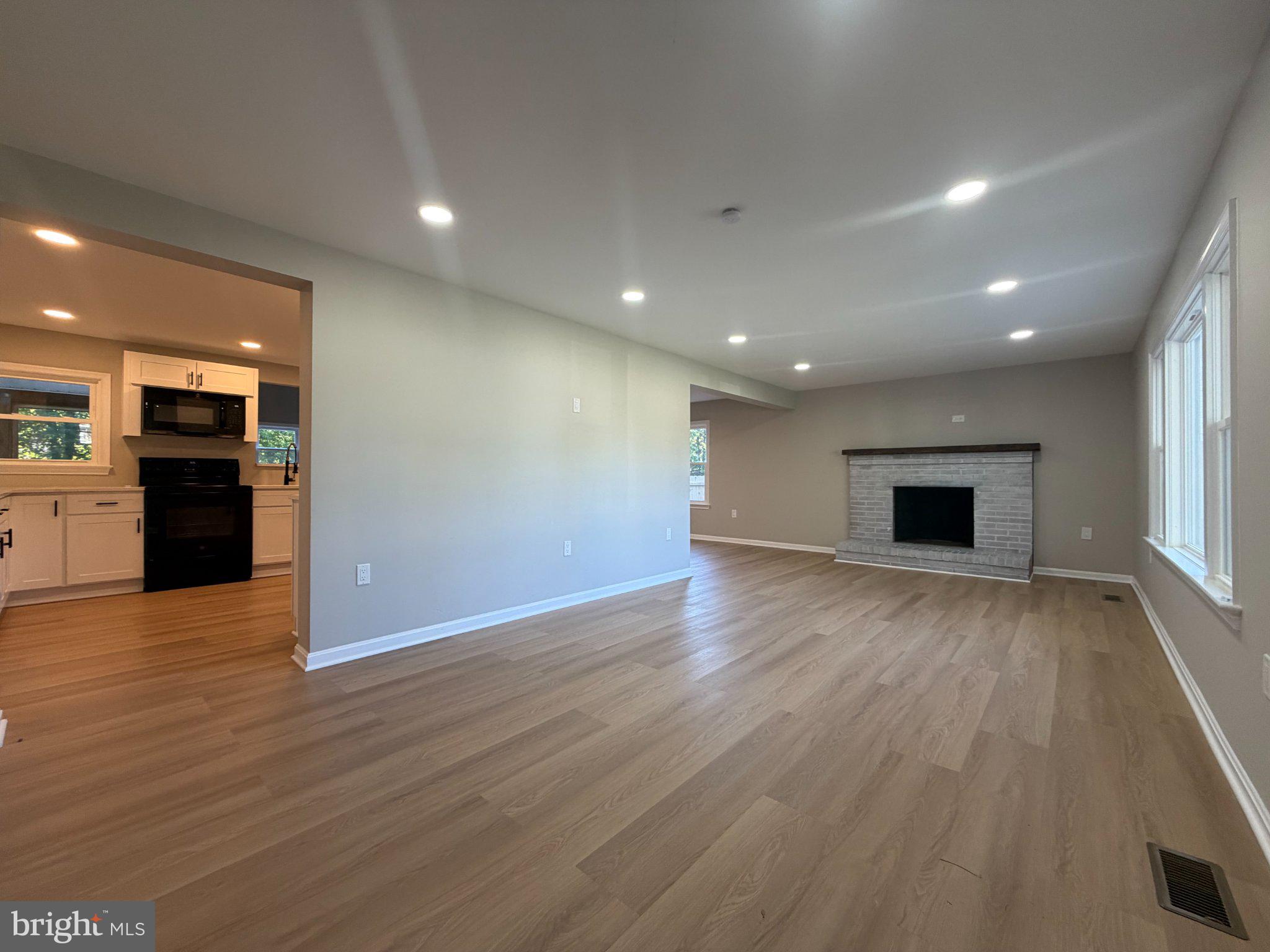 109 Birch Road Stevensville, MD 21666 - Photo 5 of 61 Spacious, light-filled living area.