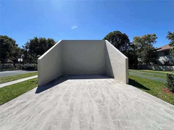 $1,900 | 719 Gardens Drive, Unit 106, Pompano Beach, FL 33069