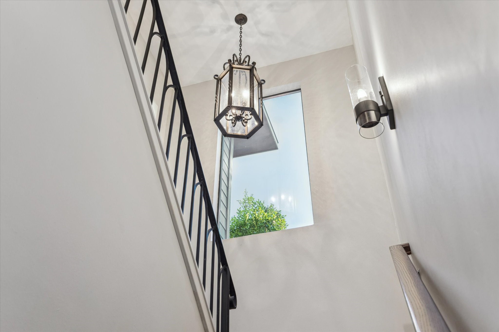 10818 Pepper Lane Houston, TX 77079 - Photo 22 of 34 The staircase to the second floor