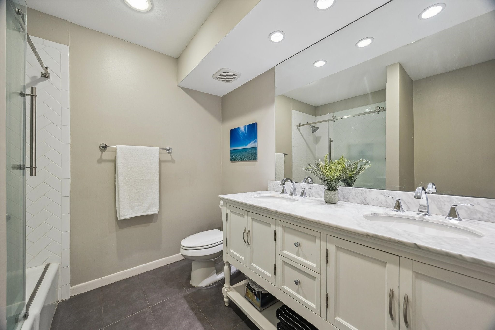 10818 Pepper Lane Houston, TX 77079 - Photo 30 of 34 The upstairs bathroom shared by bedrooms 3 and 4 features double sinks and a tub/shower combination