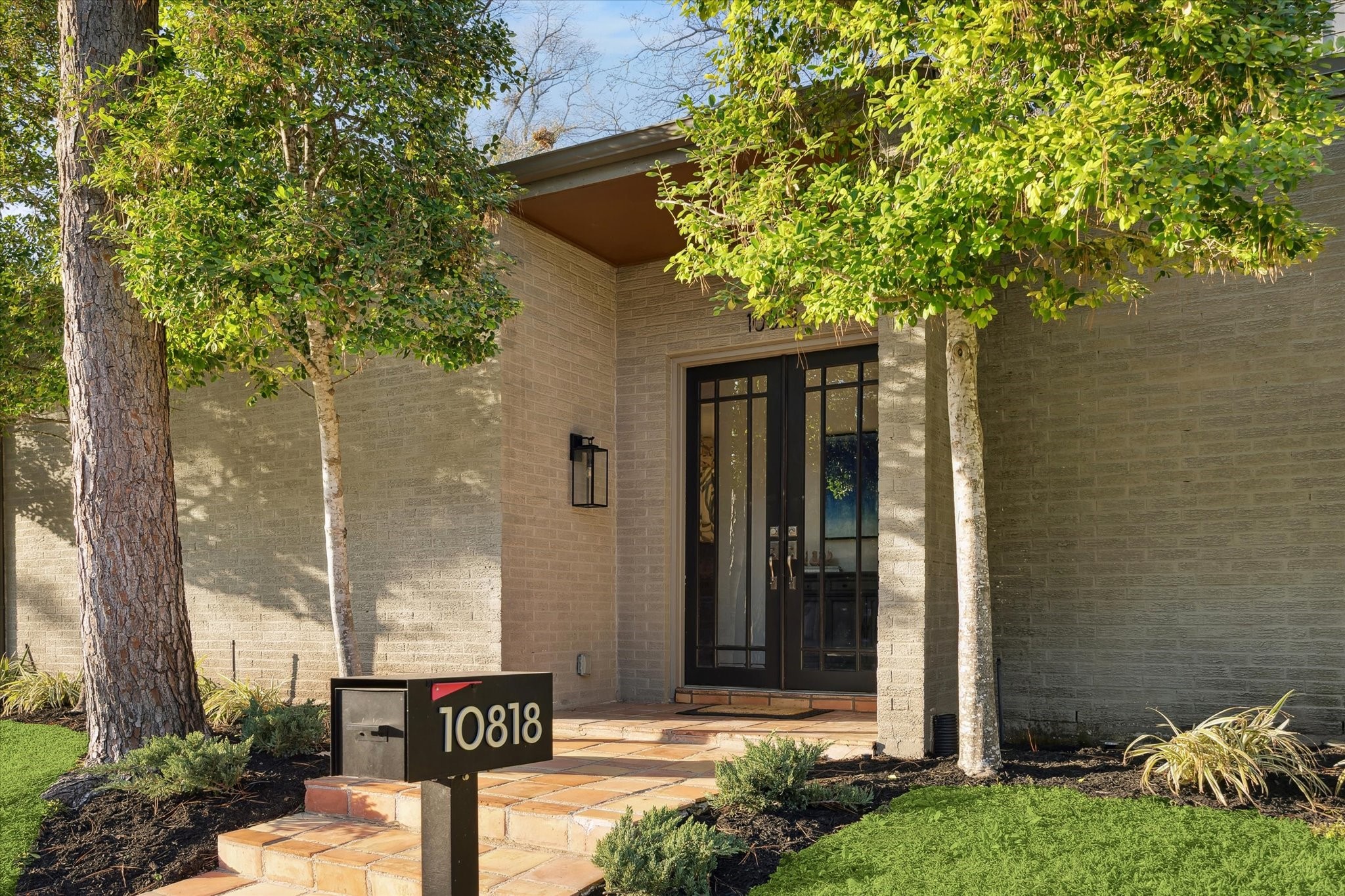 10818 Pepper Lane Houston, TX 77079 - Photo 3 of 34 A day time shot of the exterior