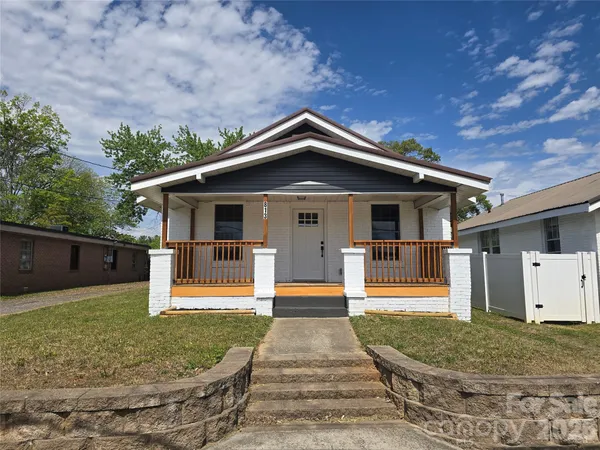 $219,900 | 813 Highland Avenue Southeast, Hickory, NC 28602