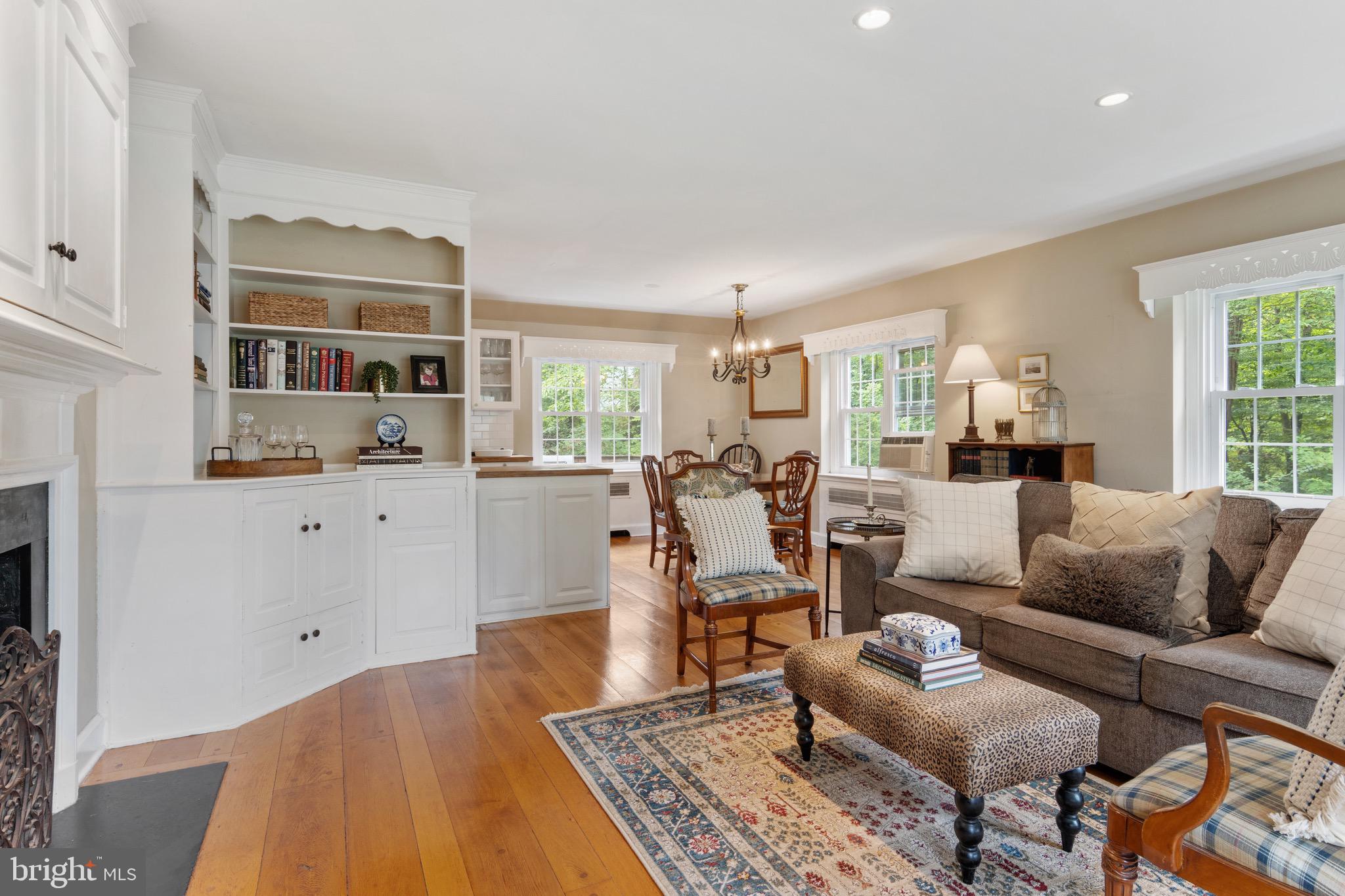 FAILY ROOM/BREAKFAST ROOM