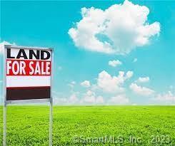 a sign that is sitting in front of a building