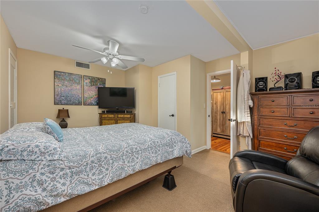 2518 Fort Lane Road Geneva, FL 32732 - Photo 26 of 44 a bedroom with a large bed a flat tv screen and dresser