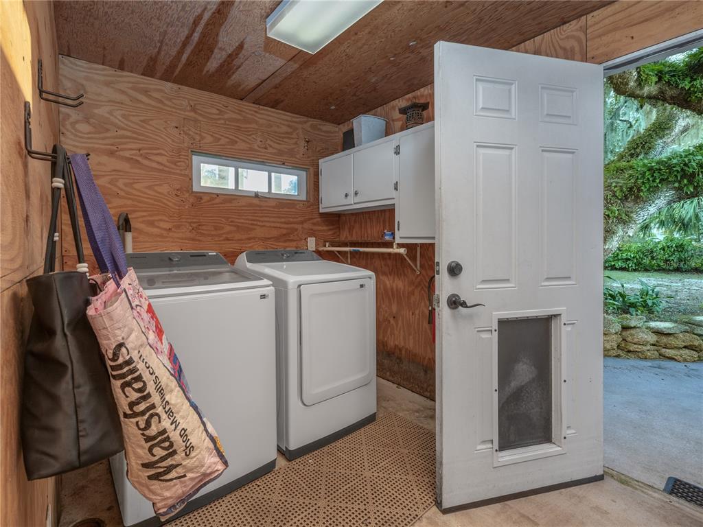 2518 Fort Lane Road Geneva, FL 32732 - Photo 38 of 44 a utility room with dryer and washer