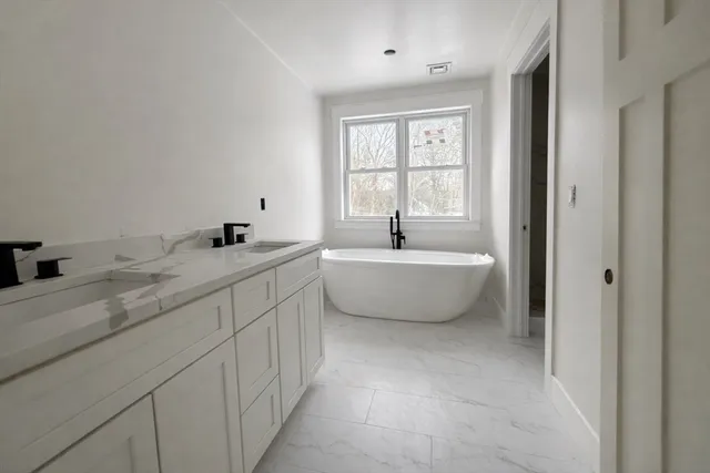 $989,900 | 5 Holmes Drive, Holden, MA 01520