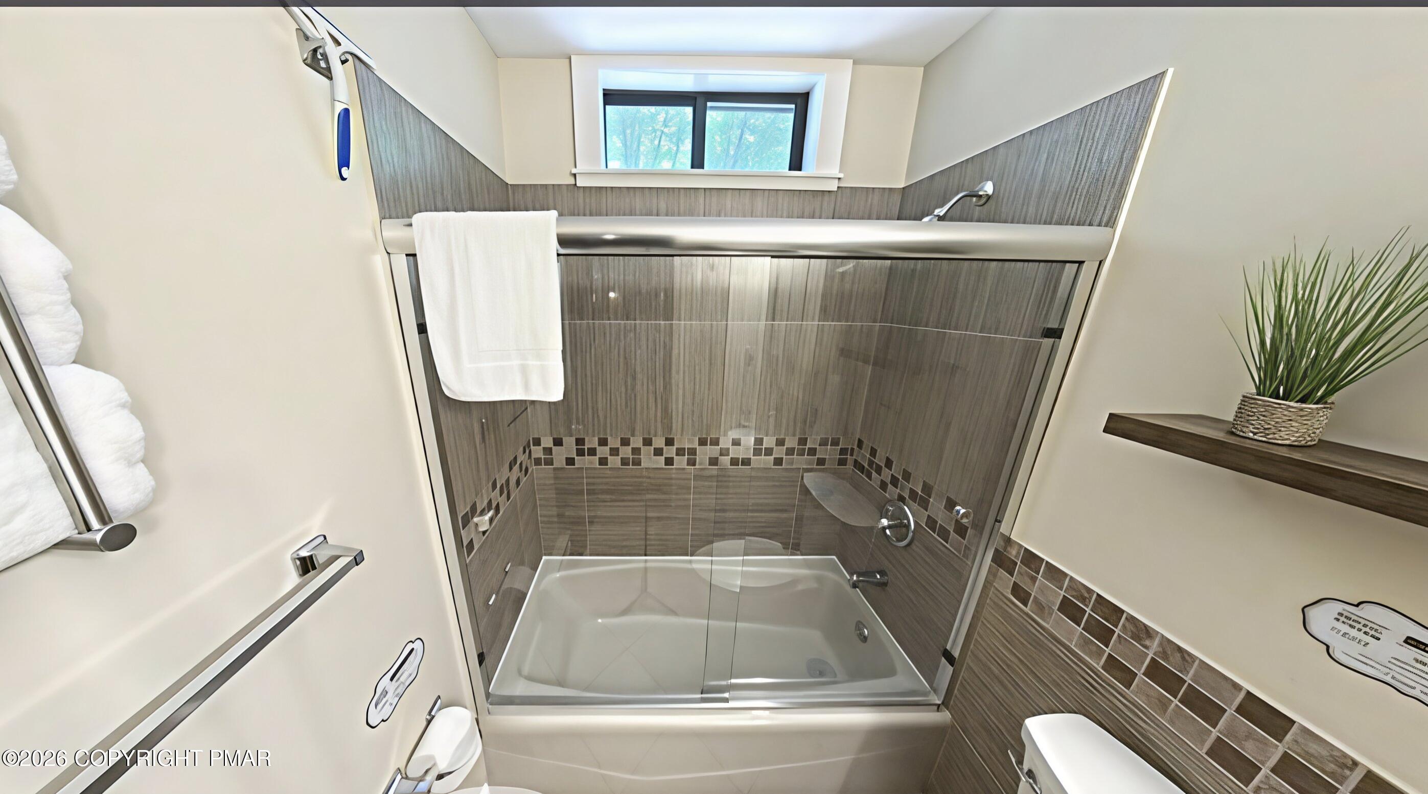 121 Park Court Bushkill, PA 18324 - Photo 14 of 76 bathroom